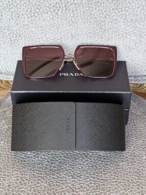 Prada Sunglasses PR 58WS VIY412 Square Woman Red (Garnet)